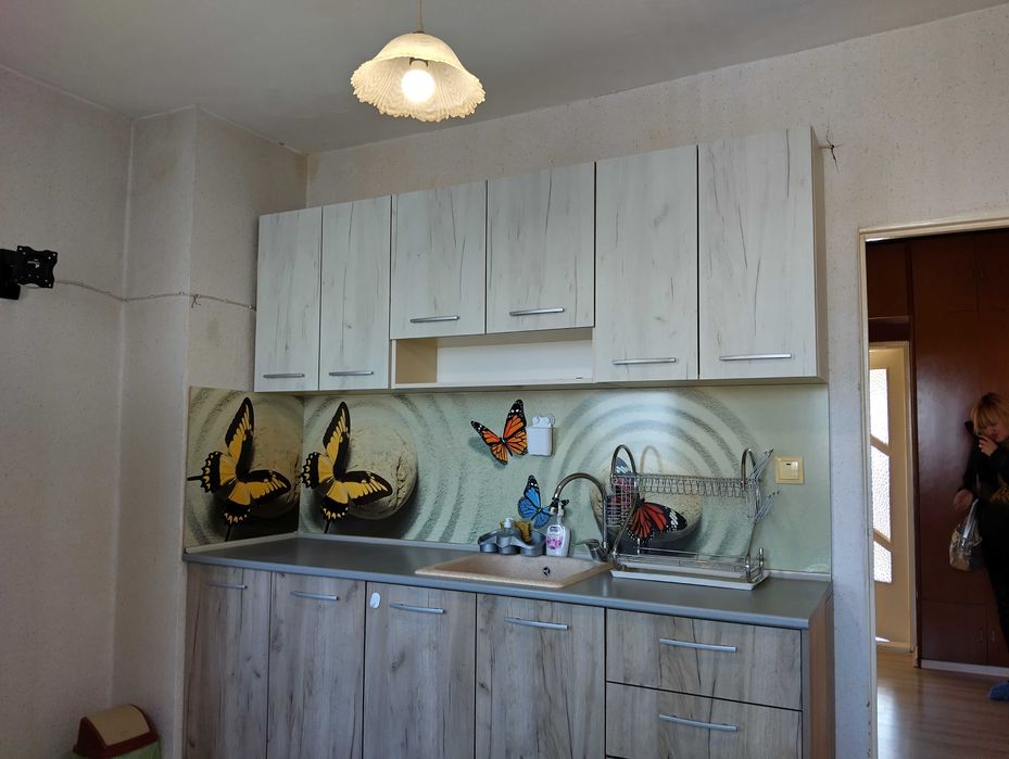 Дава под наем делгосрочно тристаен разширен апаратамент