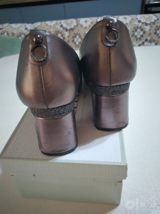 Ayollar uchun poshnali tufli.