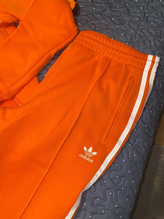анцуг костюм е ярко оранжев adidas