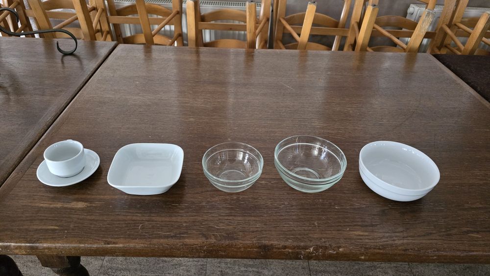Salatiere , boluri, cesti de cafea, carafe vin.
