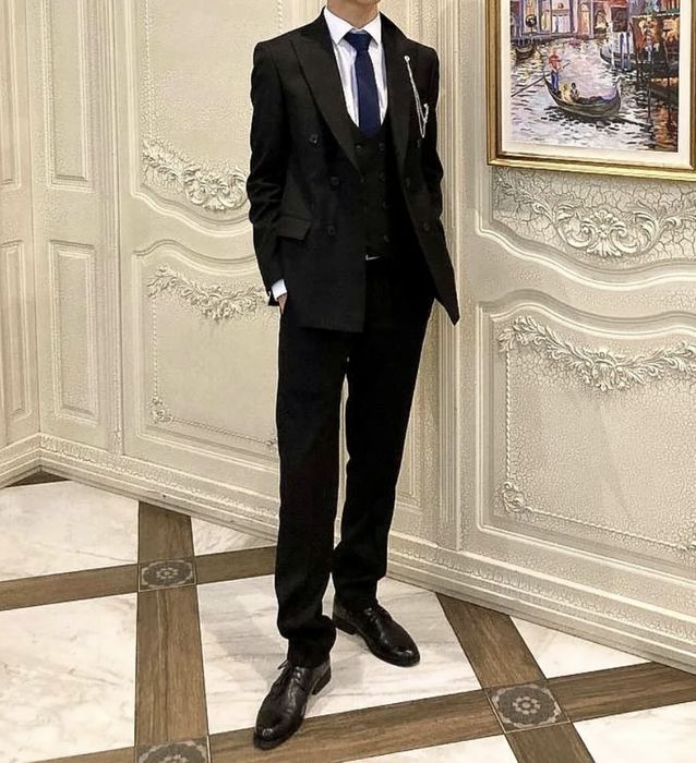 Продаётся шикарный, стильный костюм