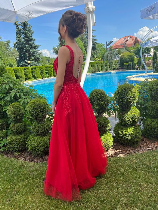 Продавам бална рокля в цвят бордо (тъмно червено), обличана веднъж за няколко часа. Роклята е в перфектно състояние, без забележки.