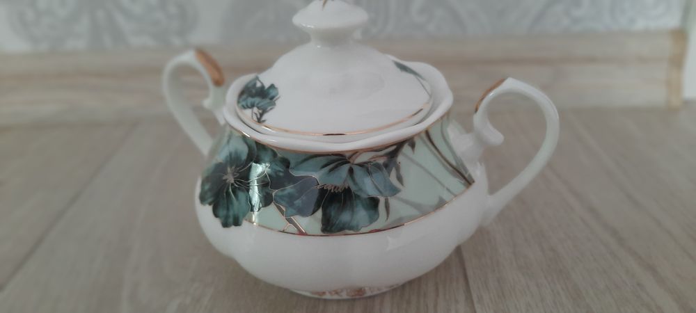 Продам фарфорный чайный сервиз