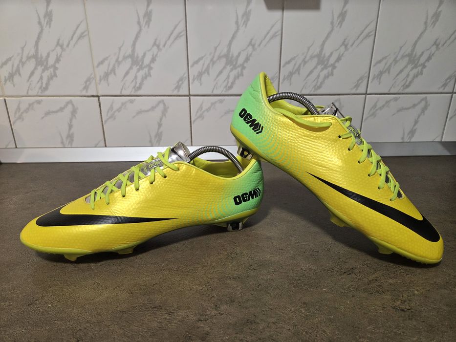 Vand ghete de fotbal profesionale Nike Mercurial Vapor IX ACC FG Vibrant Yellow/Black/Neo Lime in stare impecabila.
Nr. 46 
Pret 800 lei