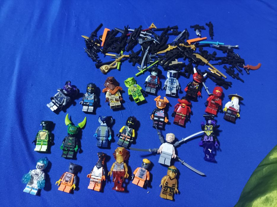 Figurine și arme lego