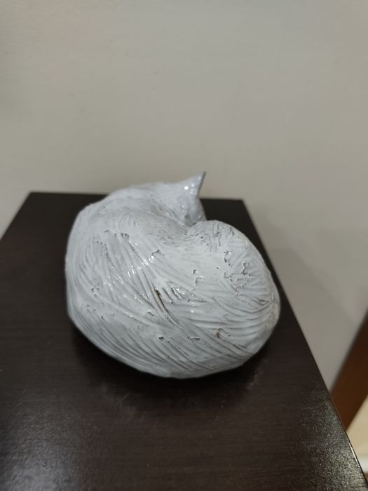 Керамична фигурка – спящо коте, ръчно изработена