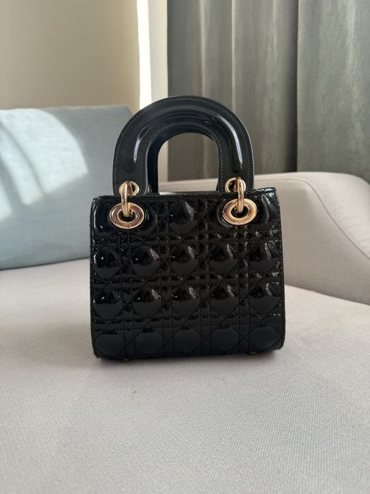 Елегантна дамска чанта – черна, твърд модел