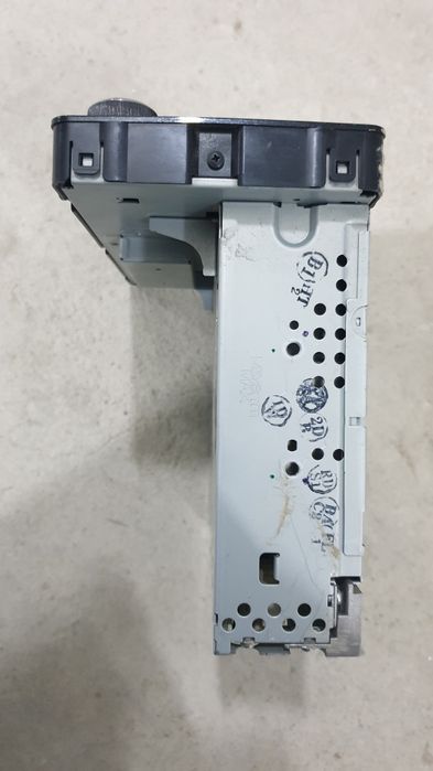 Продаетса автомагнитола с гарантией .