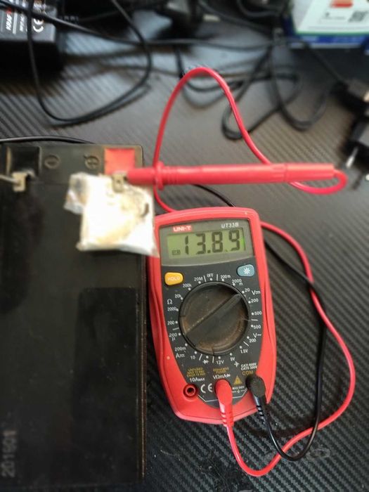 Продавам лодка с извън бордов двигател и колесар