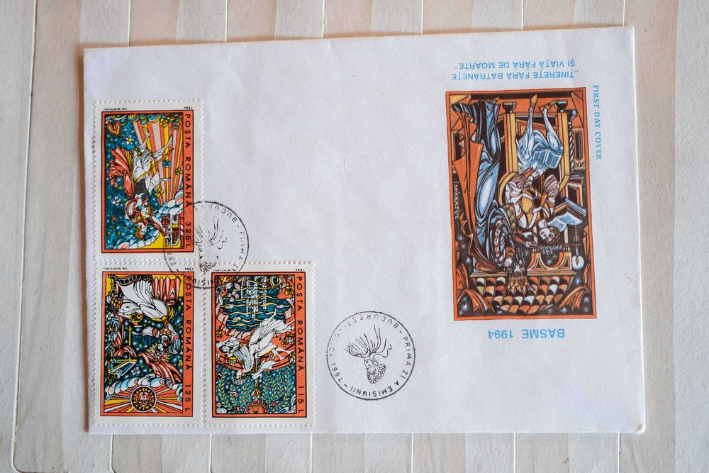 Vând 7 clasoare cu peste 1700 de timbre.