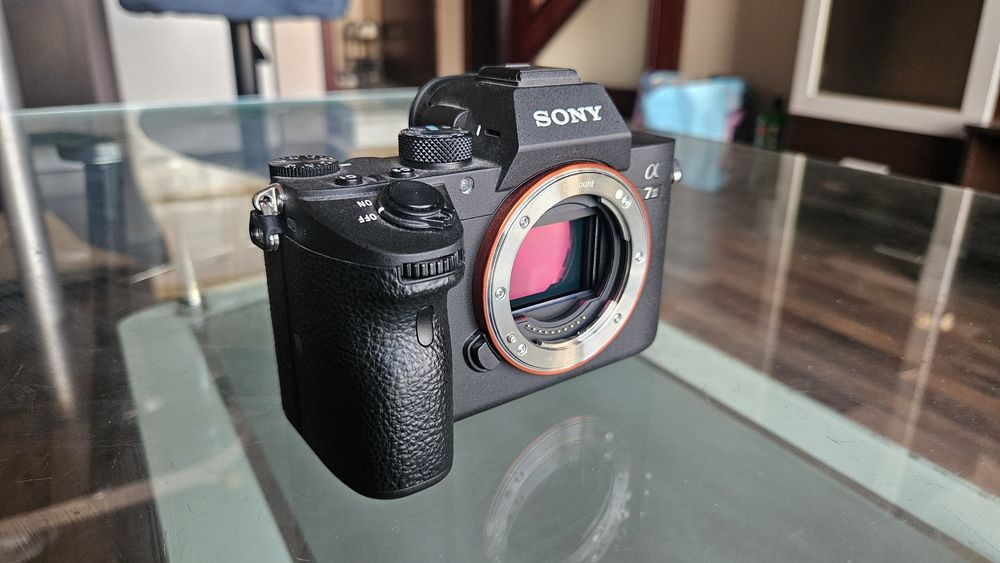 Безогледален фотоапарат Sony Alpha A7 III + обектив Sony FE 28-70mm f/3.5-5.6 OSS