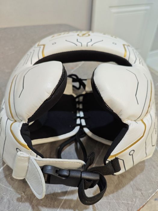 Белый боксерский шлем