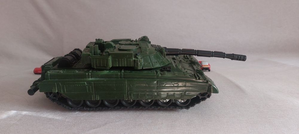 Танк с машинками за 1000 тенге