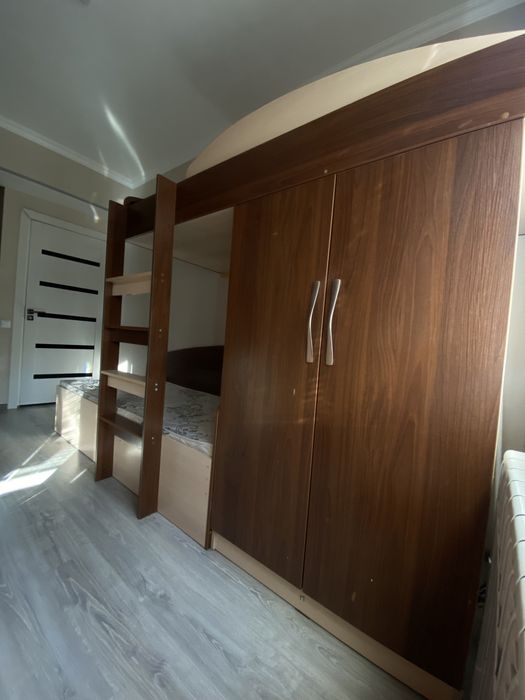 спальная мебель с двухяростной кроватью.