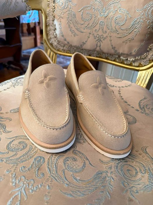 Mocasini Louis Vuitton bej din piele întoarsă