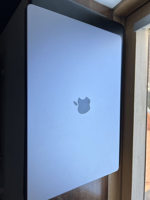 Macbook M1 Pro 16 inch 16gb RAM 512SSD