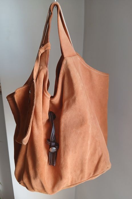 Preț redus – 65 lei. Geantă maxi din piele întoarsă naturală, foarte încăpătoare, perfectă pentru ținute casual/elegante.