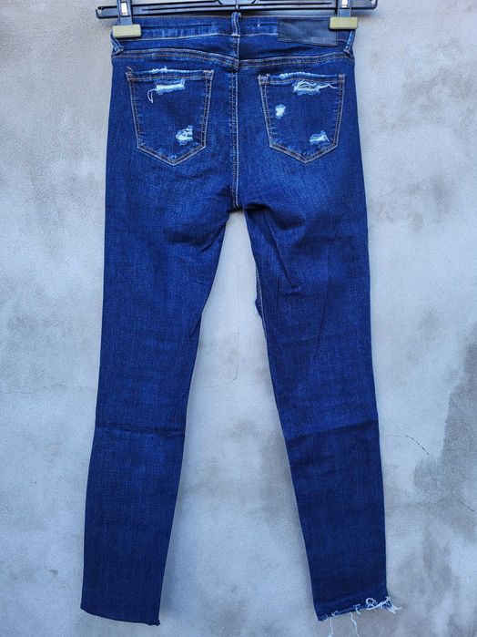 Изрязани слим дънки