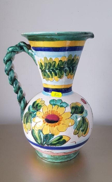 Carafe vechi din ceramică
