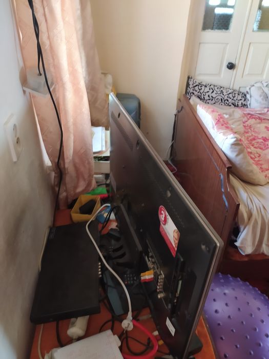 Телевизор рабочий и несколько двд есть