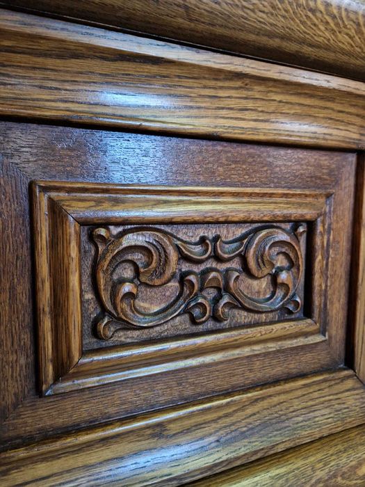 Резбован шкаф витрина от дъбов масив на две части