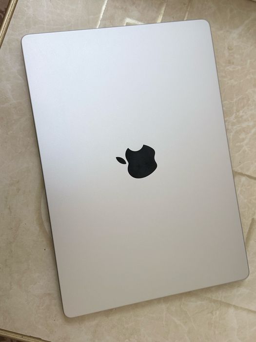 Macbook M3 pro 94%.  Silver