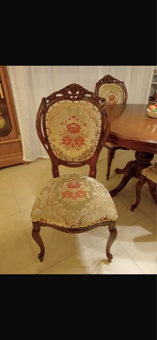 Masă cu scaune stil baroc.