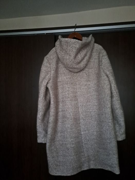 Vând urgent haina de stofa crem cu gluga stareffbuna