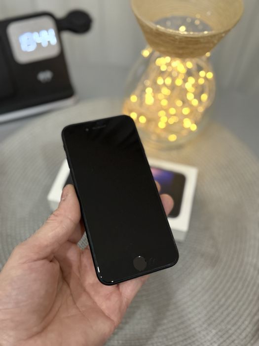 Iphone SE 2023 cu memorie de 64GB