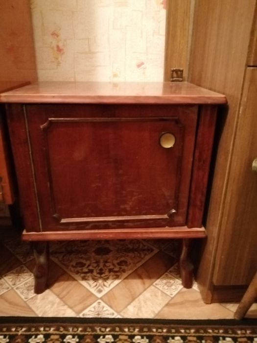 Продам стол под телевизор, тумбочки, трюмо с зеркалом