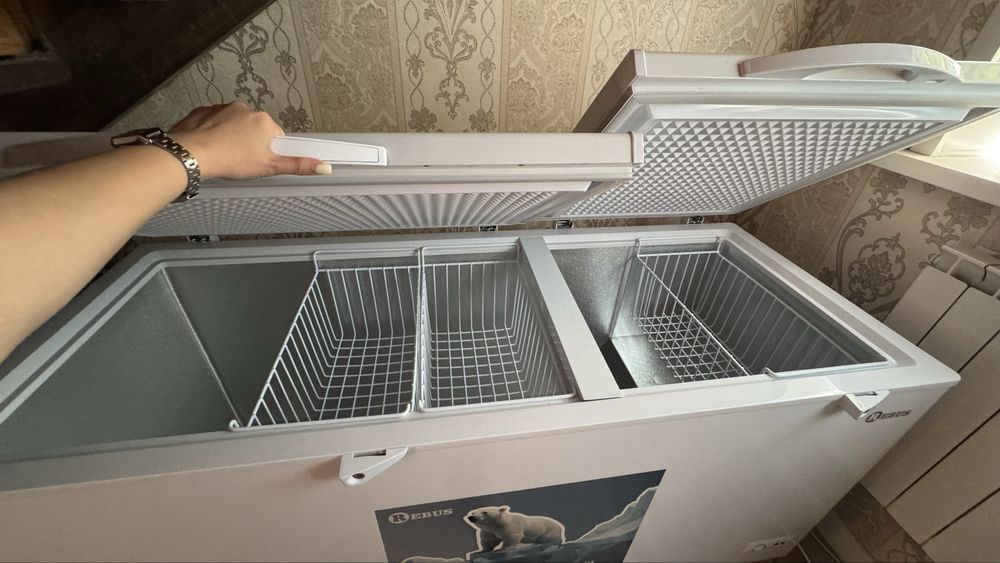 Продаю двухдверный морозильник Rebus.