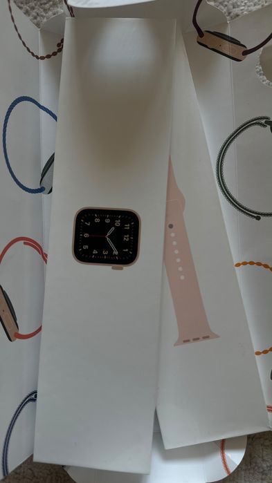Продам Apple Watch SE