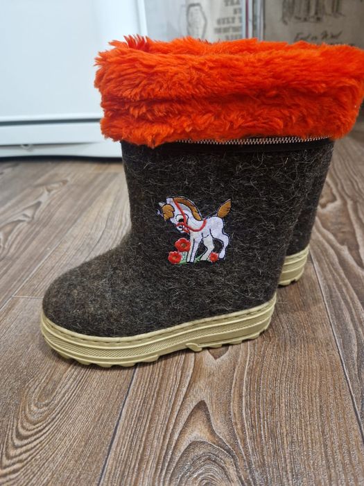 Валенки новые Беларусь 9000тг. Торг звонить