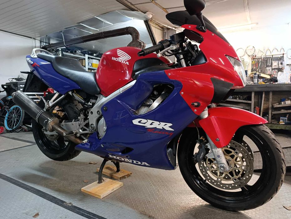 HONDA CBR F4 ЗА А2! ГОТОВ ЗА СЕЗОНА!Обслужен и поддържан редовно!