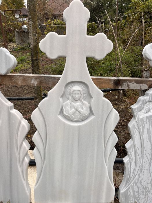 Cruci/ monumente funerare din marmura !
