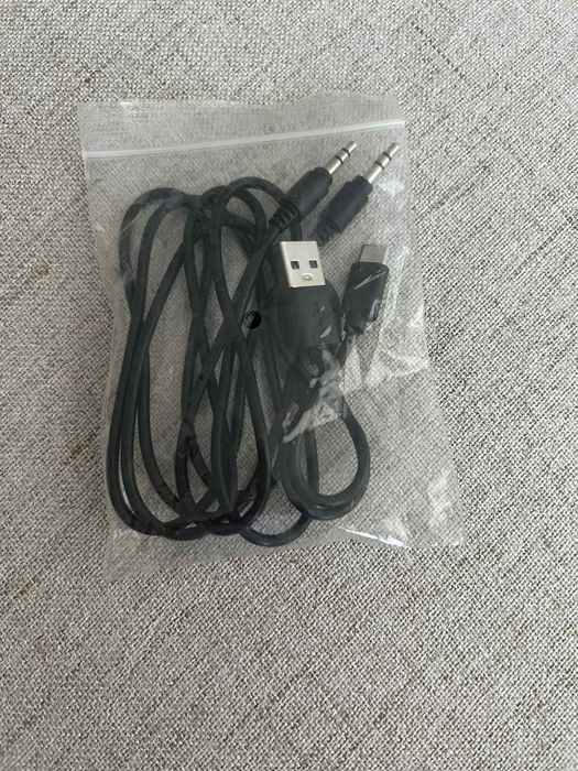 Розови слушалки с бели елементи