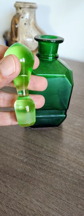 Art deco, decantor sau sticlă mare de parfum cu dop din sticla de uraniu
