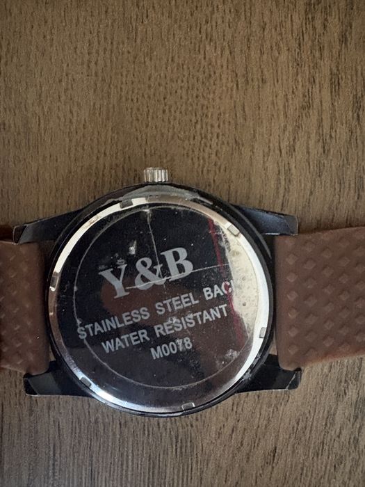 Ceas Y&B Watch – curea silicon maro, cadran roșu – stare foarte bună