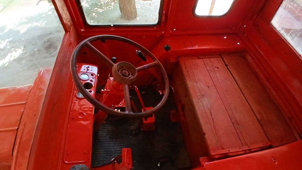 Traktor T25. Qizil rangli, ideal holatda