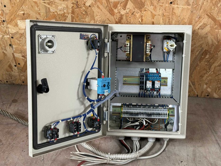 Tablou electric echipat de comanda si distributie