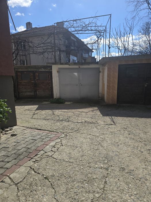 Надземен гараж в център