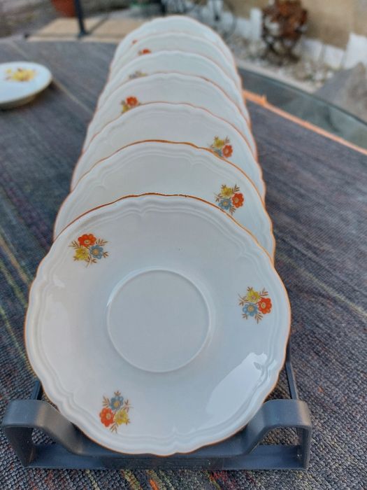 Голяма колекция от порцеланови чашки и чиниики ръчно рисувани