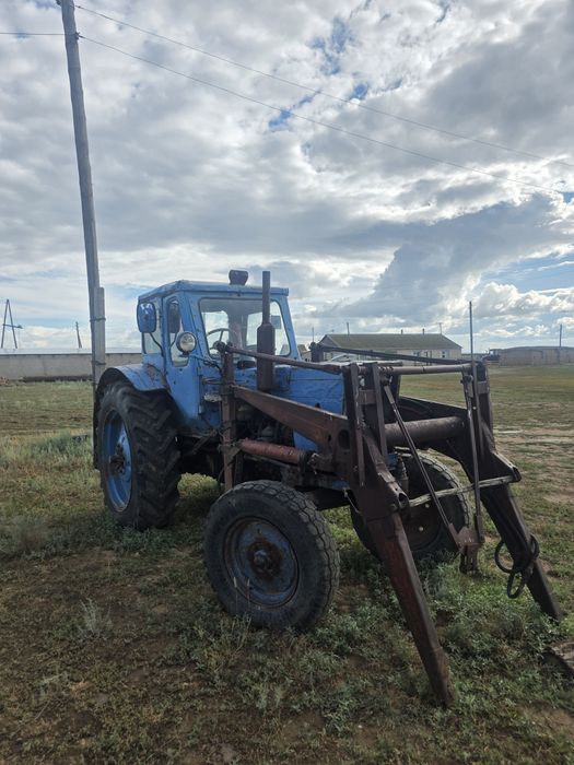 Трактор с кун старый