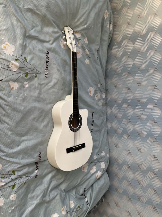 Гитара сатылады бағасы 35000 тг саудасы бар