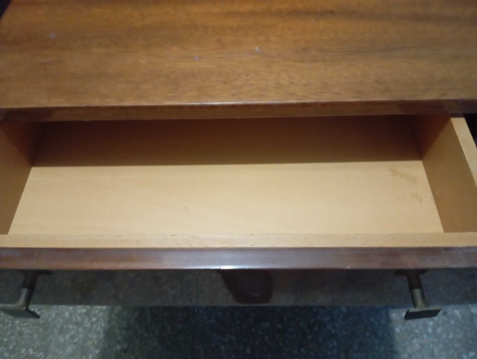 Тоалетка с огледало