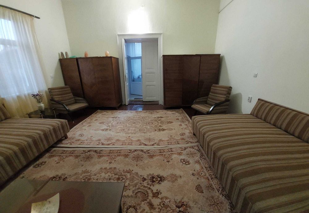 Garsoniera în casă veche cu curte comună