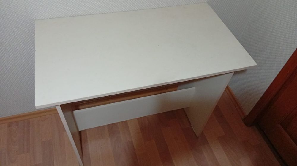 Продам стол белый