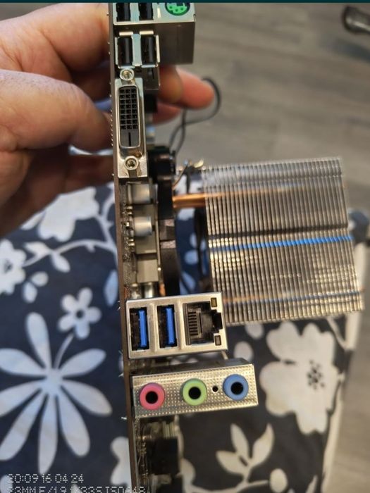 Placa de baza cu procesor si cooler