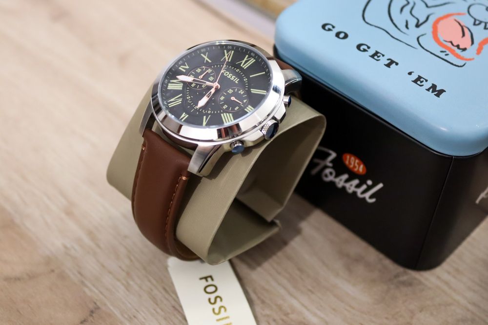 Ceas fossil elegant și modern