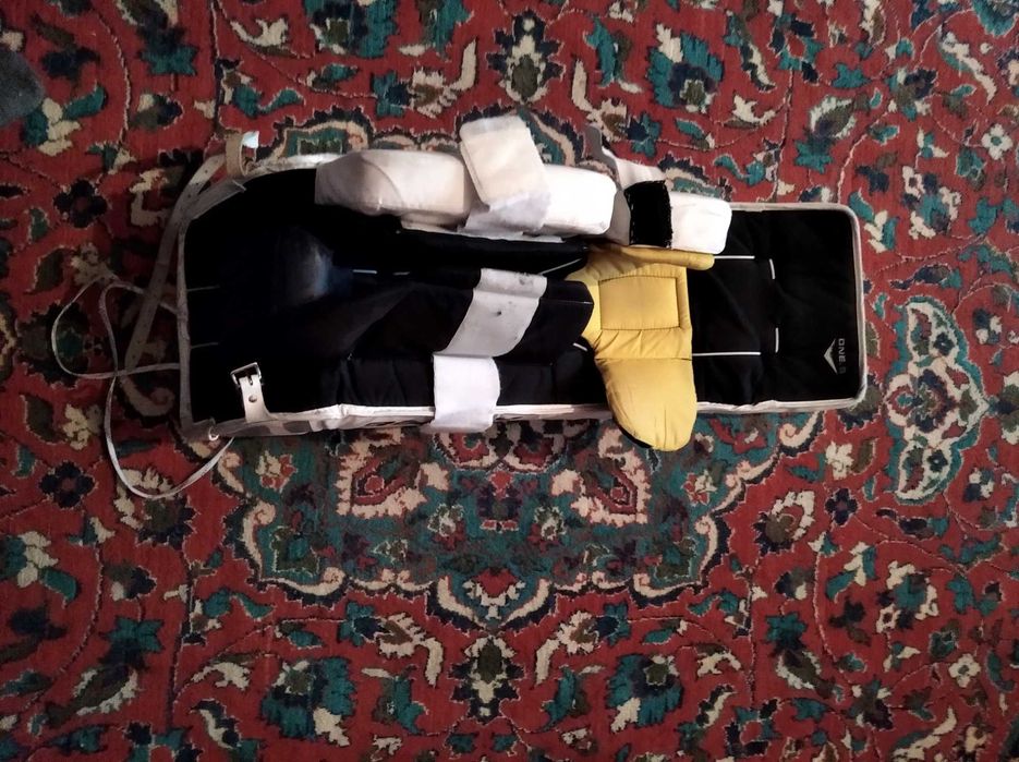 Продам щитки хоккейного вратаря